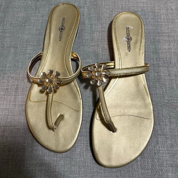 Premiere Collection Women's Gold Tone Bedazzled Sandals Flip Flops Size 8.5 - Picture 4 of 10